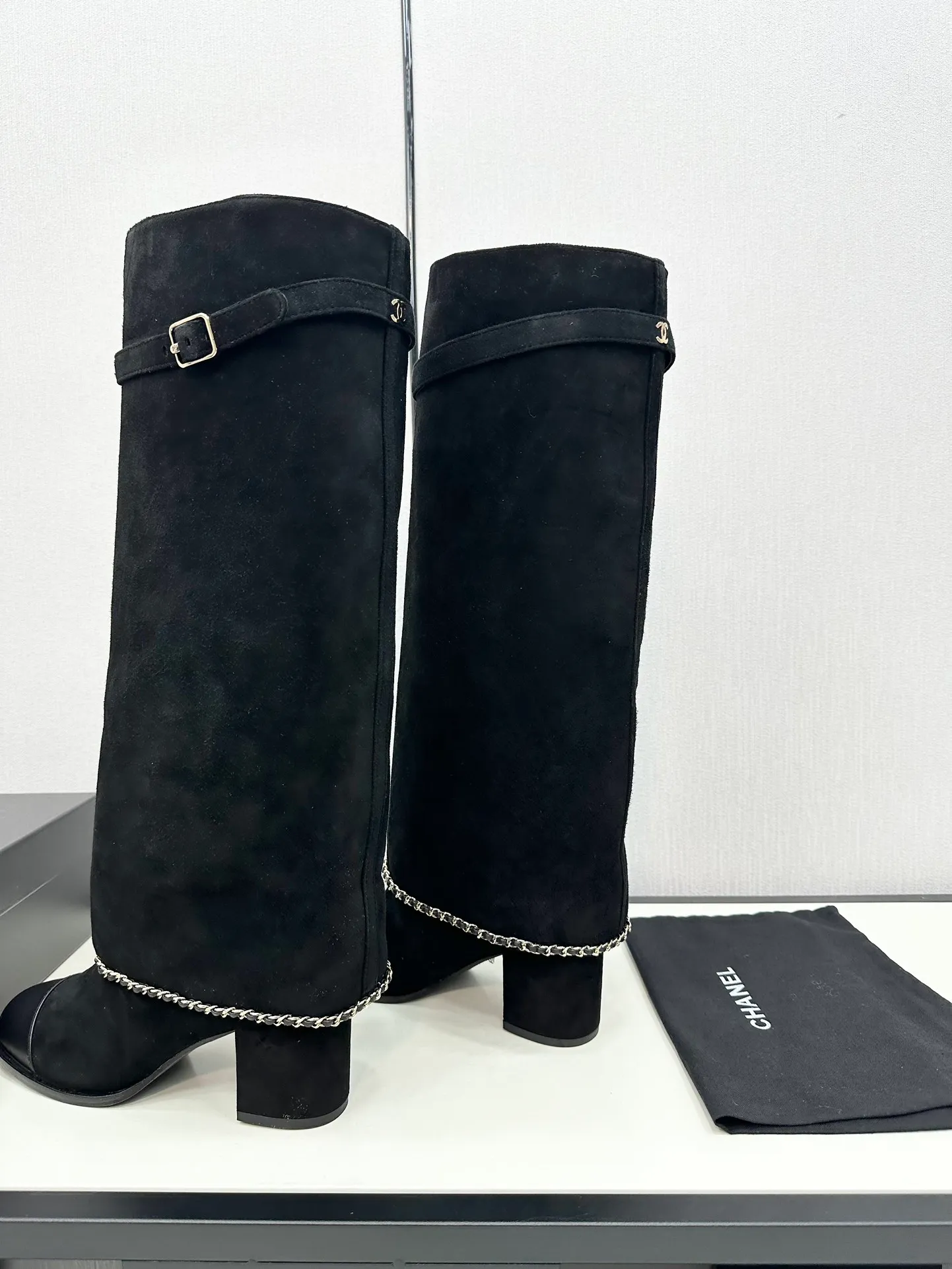 👟👟Ex-factory price 840👟👟Chanel🆕 24b new double c autumn and winter boots Chanel autumn and winter heavy industry popular short boots🔥 Xiaohongshu highly recommends this style, it looks good with any combination, a must-have for fashion, Ms. Chanel loves simple and irresistible styles💋Coloring shows a unique style, free mix and match to shine⚡️Follow the fashionable steps of the tight-flavored grandma! ! ! Enlarge the exquisite details to see ✔Original molded hardware buckle ✔Top version made by purchasing agent★The upper is made of original Yangjing cowhide, sheepskin lining, sheepskin feet, code number 35-40 (40, 41 customization is not returnable)